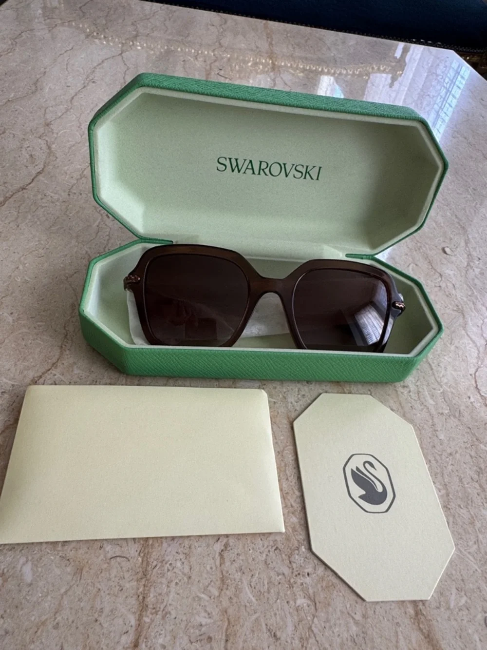 NEW Sunglasses Square shape, Brown